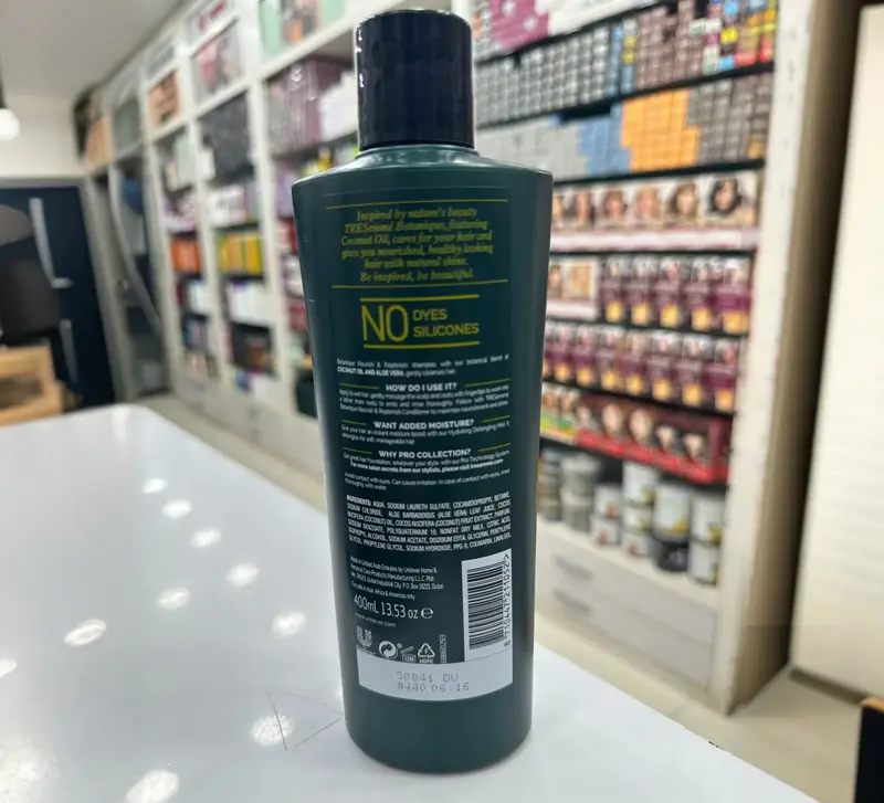 TRESemmé Botanique Nourish & Replenish Shampoo (400 ml) 2 TRESemmé Botanique Nourish & Replenish Shampoo (400 ml) - Image 2