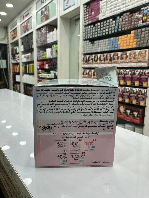 L’Oréal Paris Glycolic Bright Glowing Day Cream with SPF - 17 (50g) 3 L’Oréal Paris Glycolic Bright Glowing Day Cream with SPF - 17 (50g) - Image 3