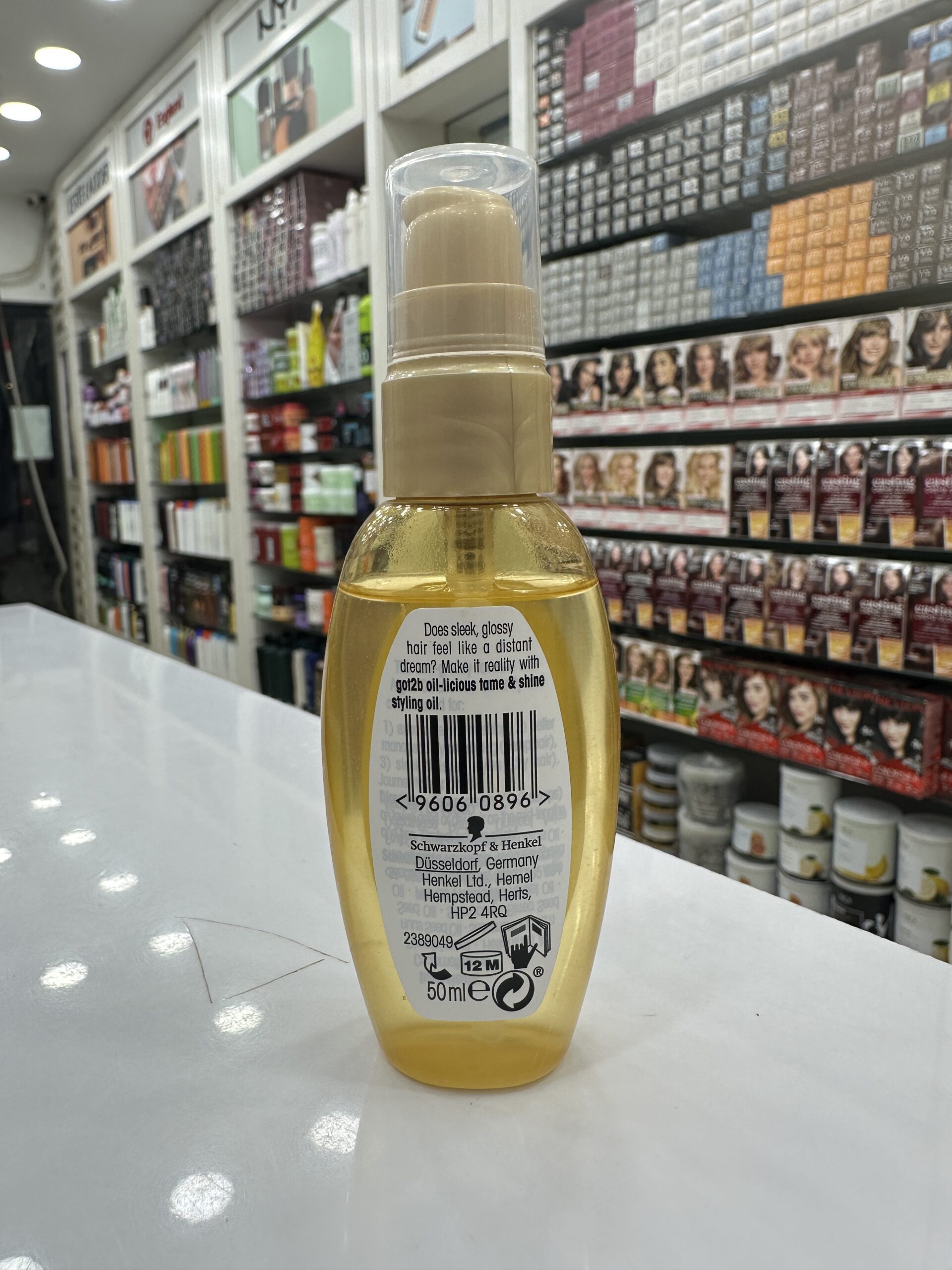 Schwarzkopf Oil-licious Tame & Shine Styling Oil with Argan Oil (50ml) 2 Schwarzkopf Oil-licious Tame & Shine Styling Oil with Argan Oil (50ml) - Image 2